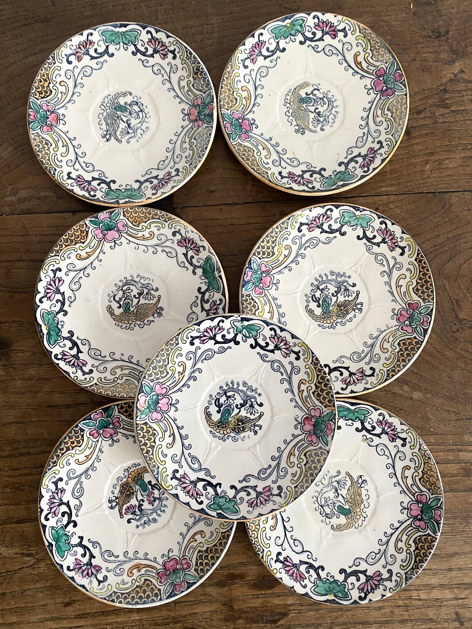 Assiettes en terre de fer polychrome Longwy modèle "chinois"