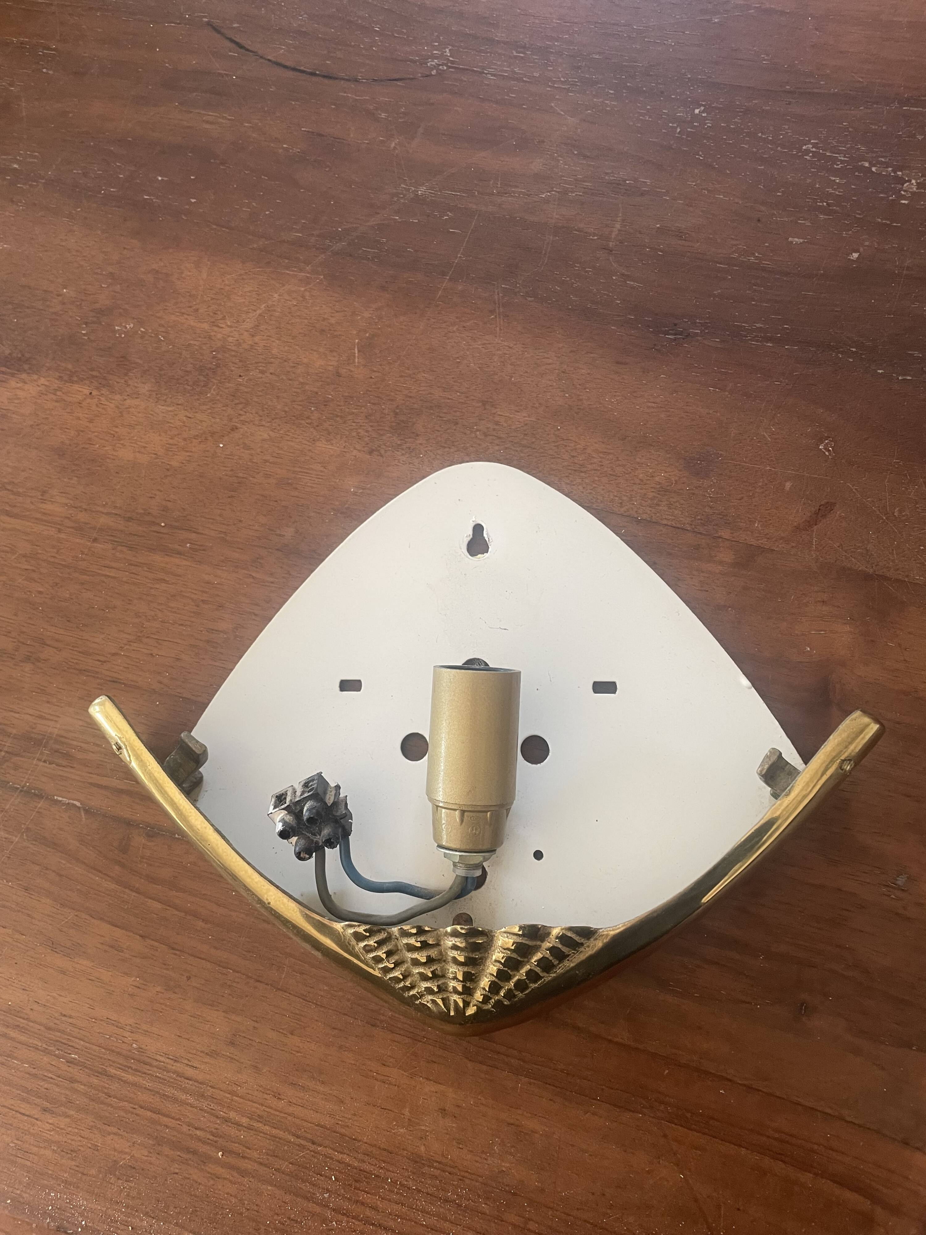 Shell-shaped wall light in Art Deco style with frosted glass and gilded bronze.