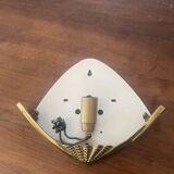 Shell-shaped wall light in Art Deco style with frosted glass and gilded bronze.