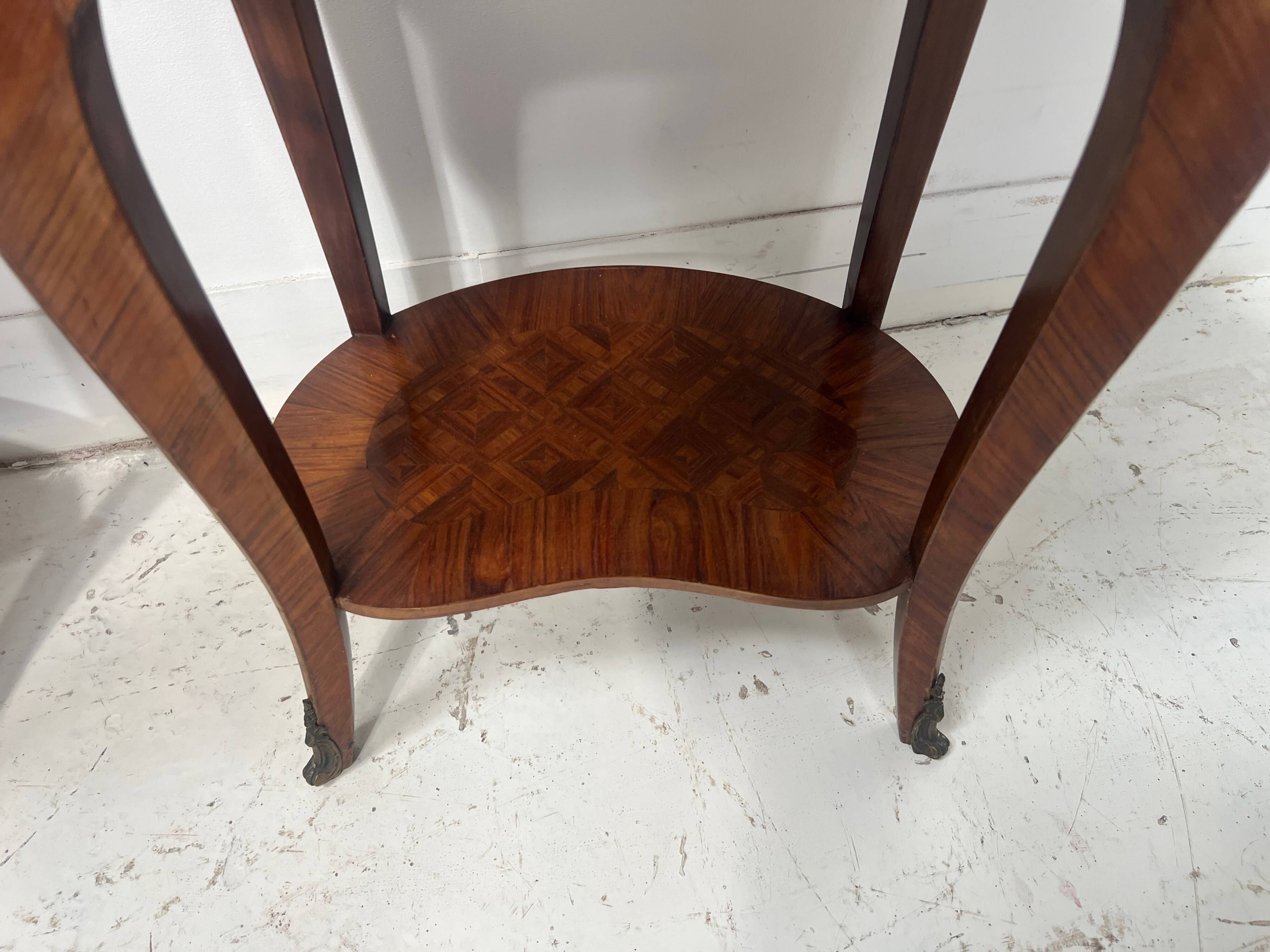 Pair of small kidney-shaped commodes in marquetry veneer, 20th century.