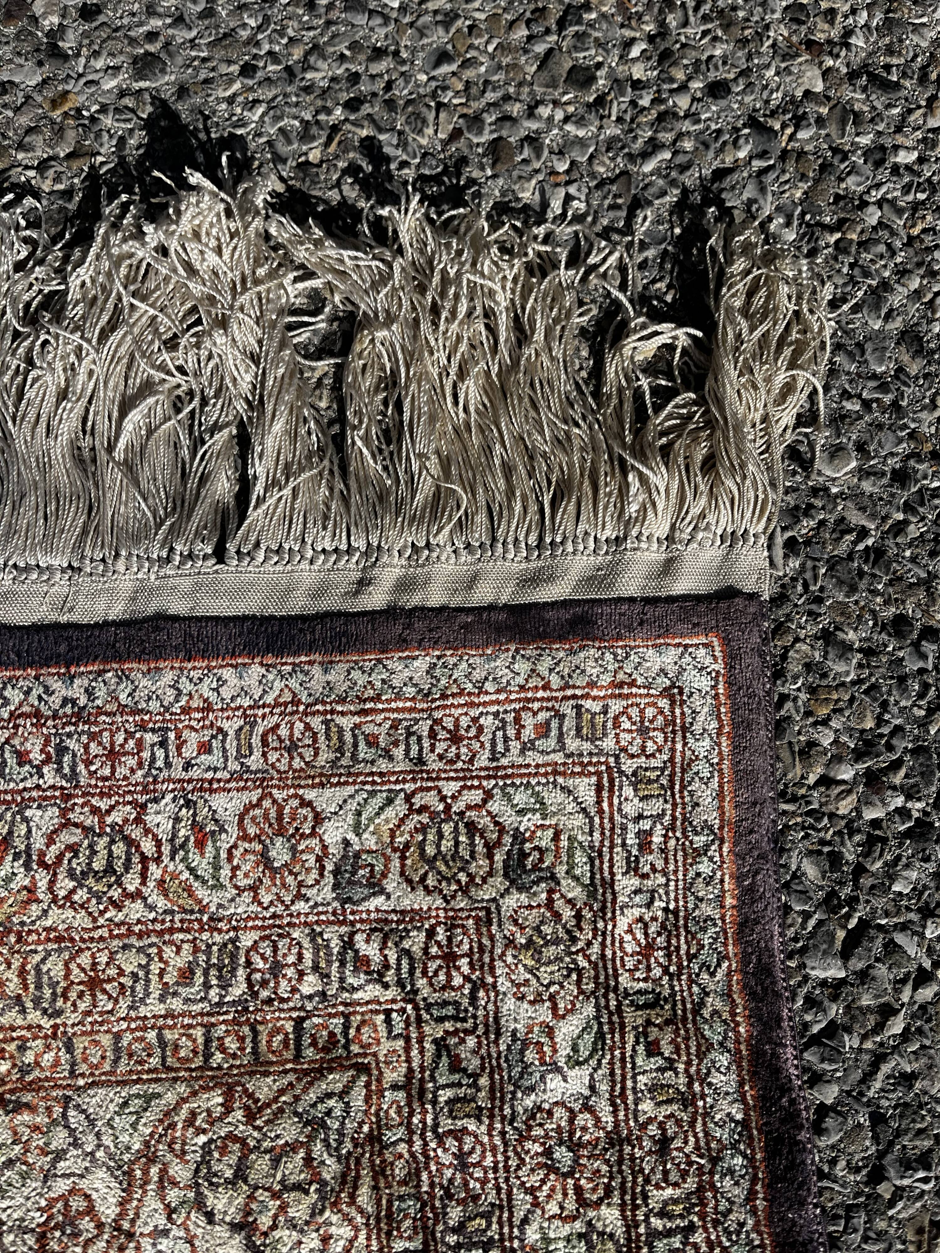 Silk oriental carpet (2.50x3.05 m), handmade, silk material