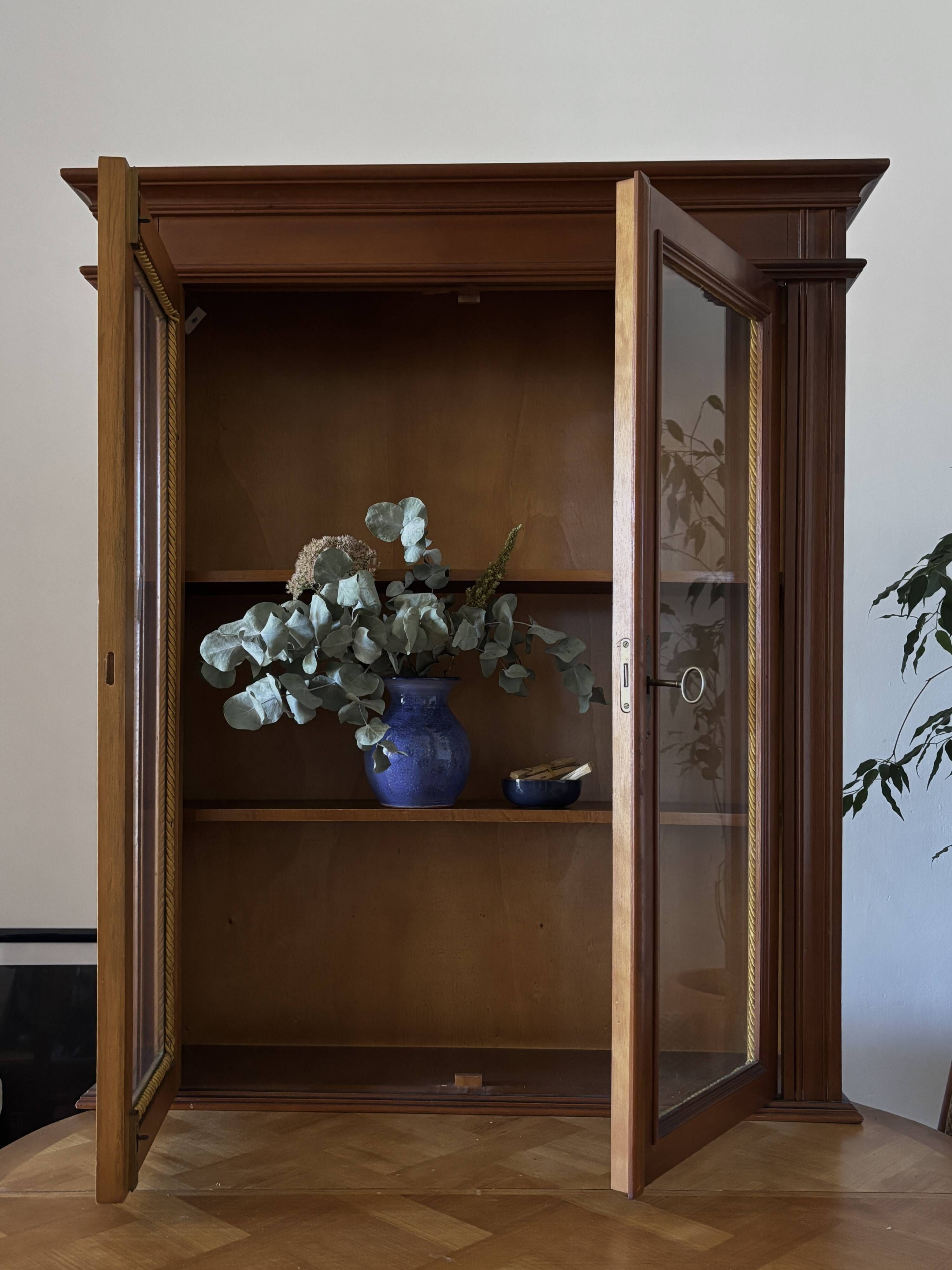 Vintage display cabinet / sideboard