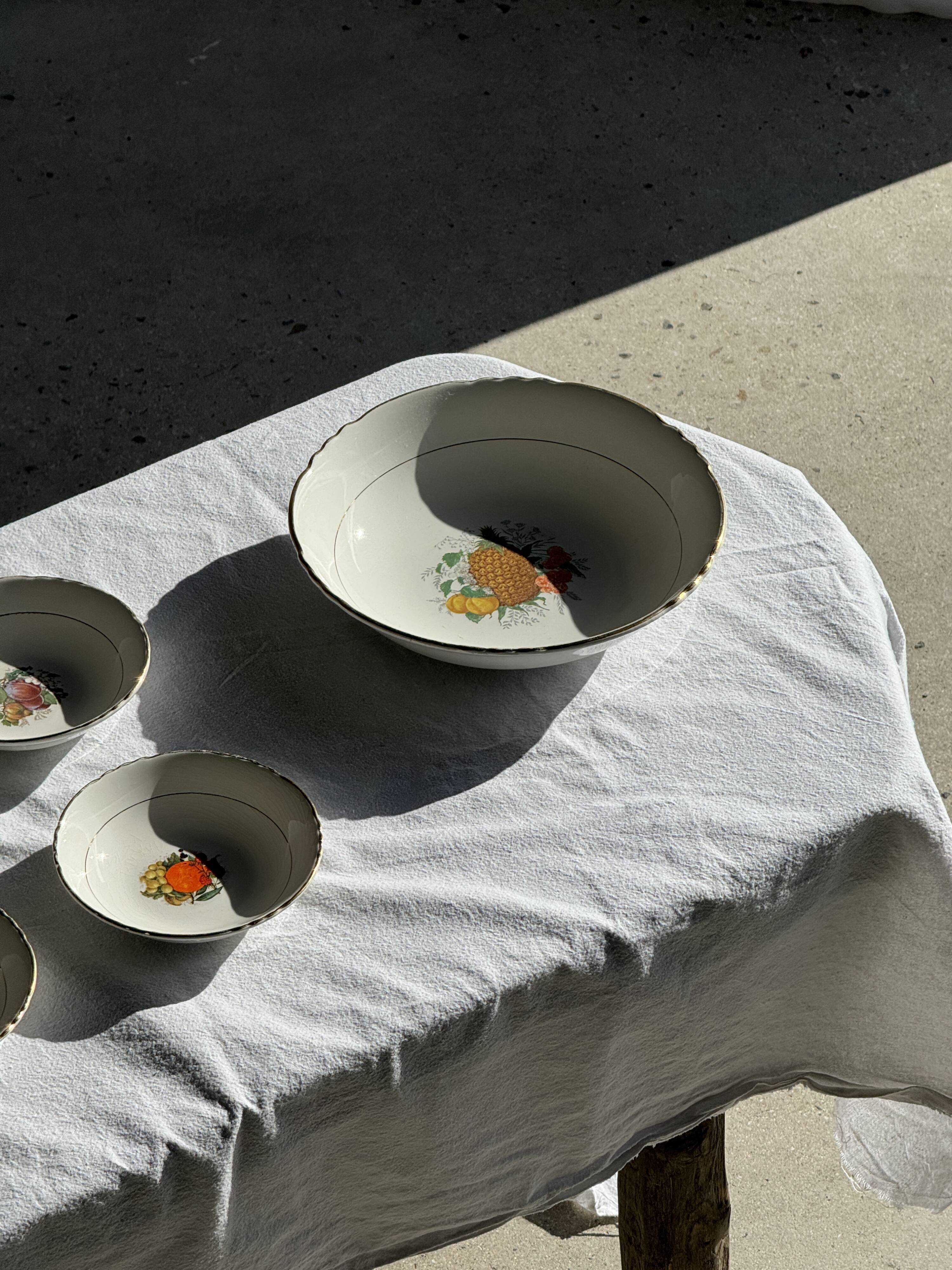 Vintage fruit salad service consisting of a bowl and 7 small dishes.