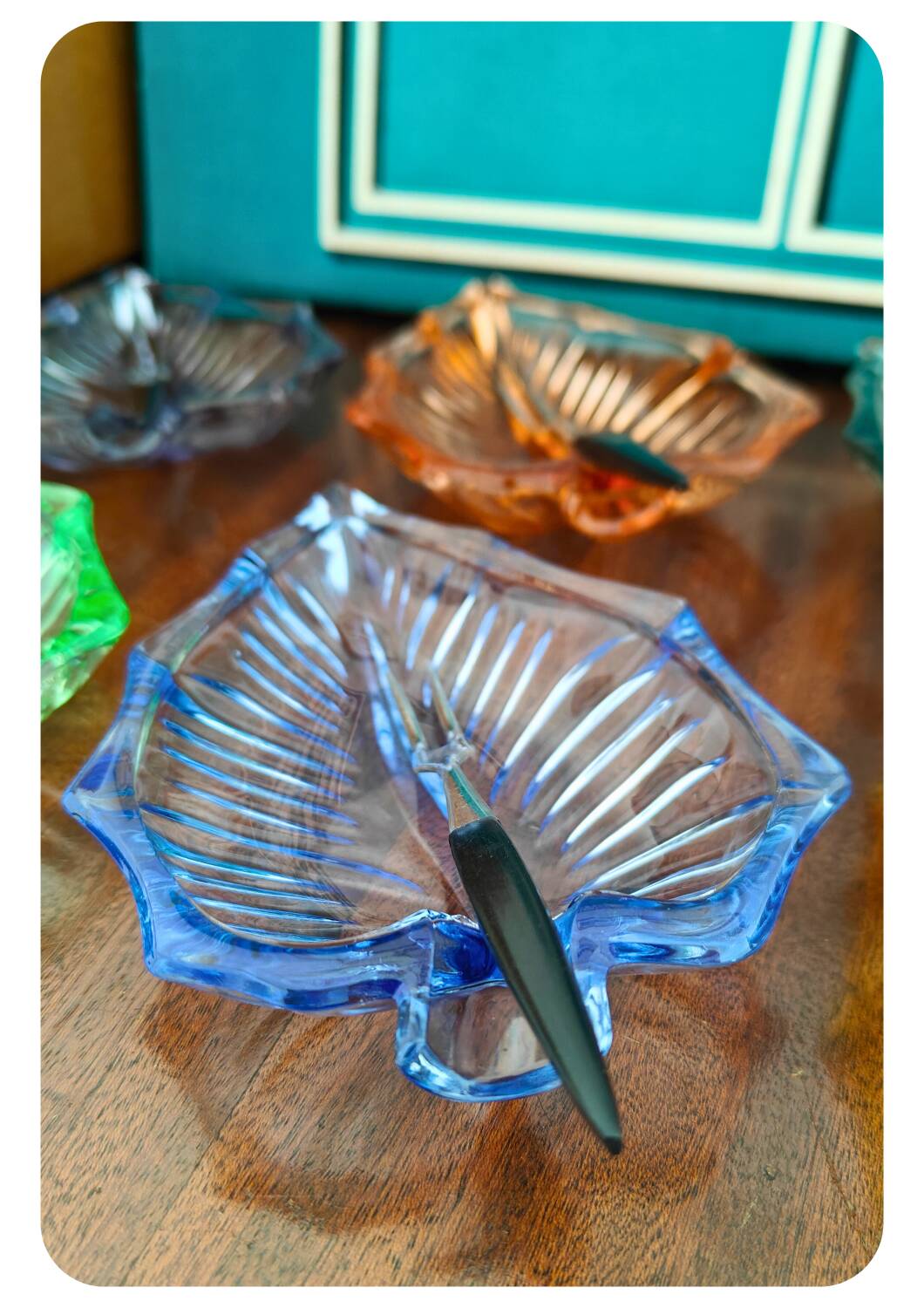 6 assiettes en forme de feuille en verre pressé Arlequin, milieu XXème