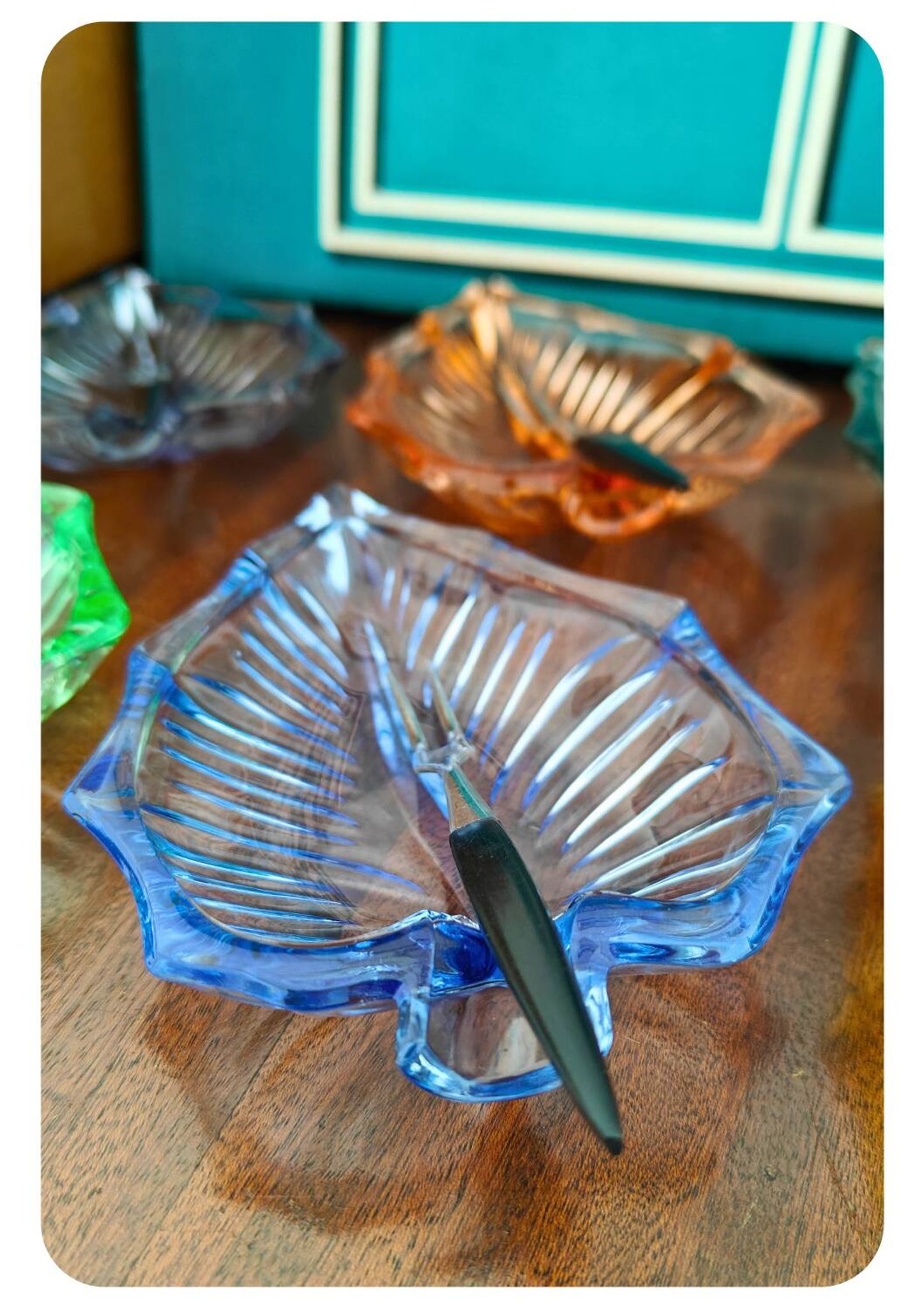6 assiettes en forme de feuille en verre pressé Arlequin, milieu XXème