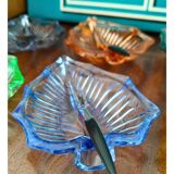 6 assiettes en forme de feuille en verre pressé Harlequin, milieu XXème