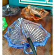 6 assiettes en forme de feuille en verre pressé Arlequin, milieu XXème