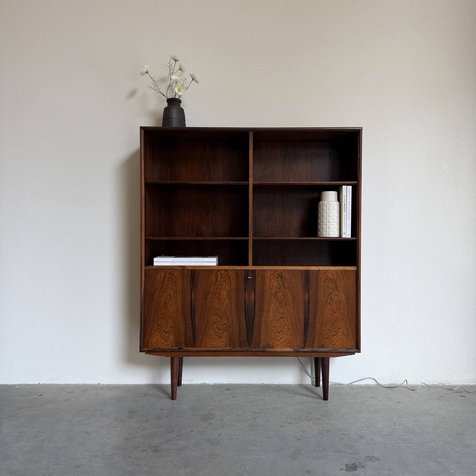 Bibliothèque vintage en palissandre avec éclairage