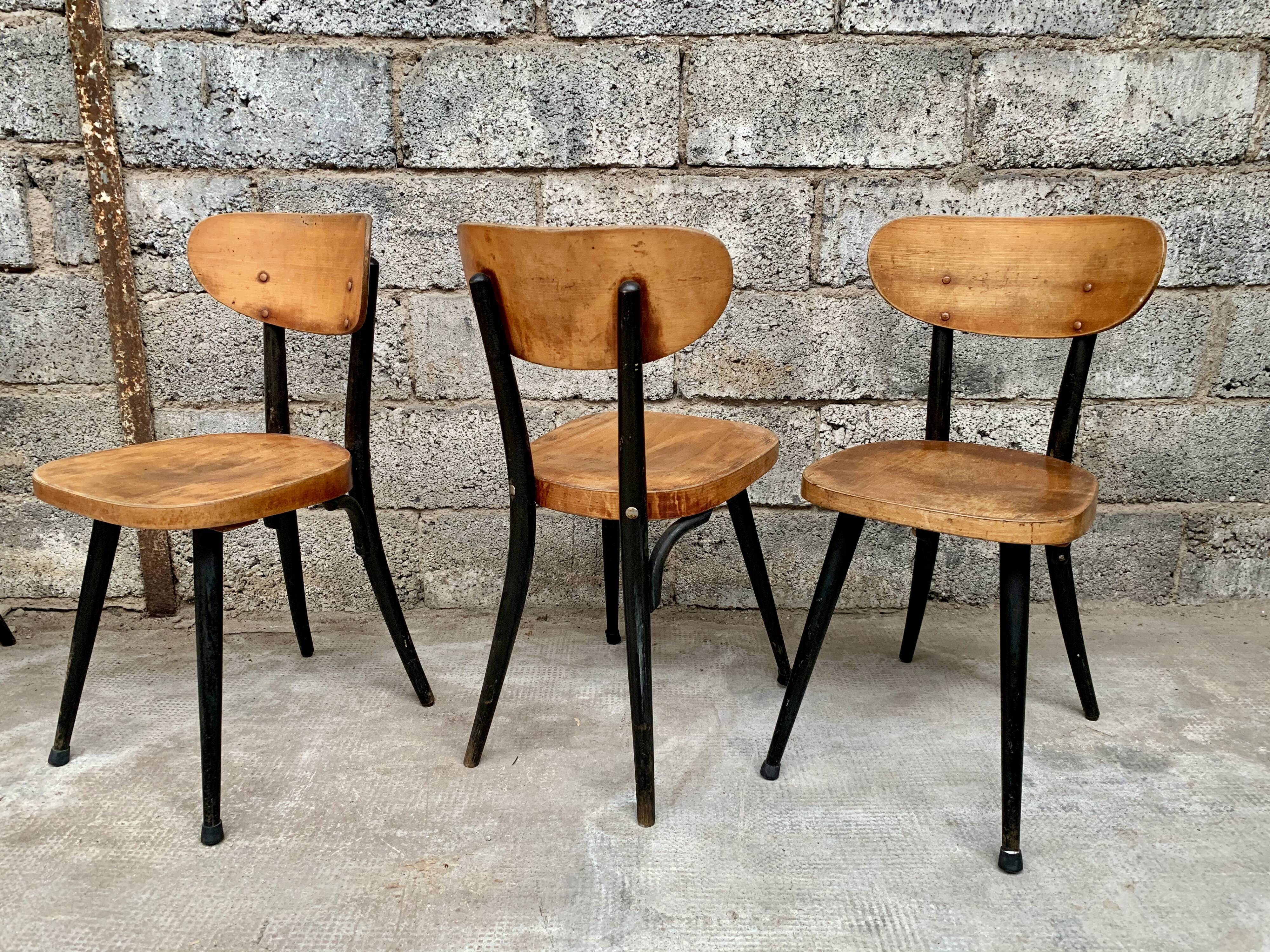 Série de 6 chaises bistrot estampillées Baumann