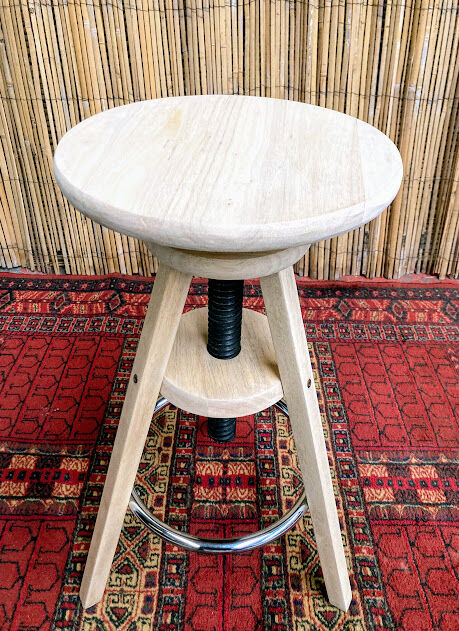 High screw tabout with a metal foot rest