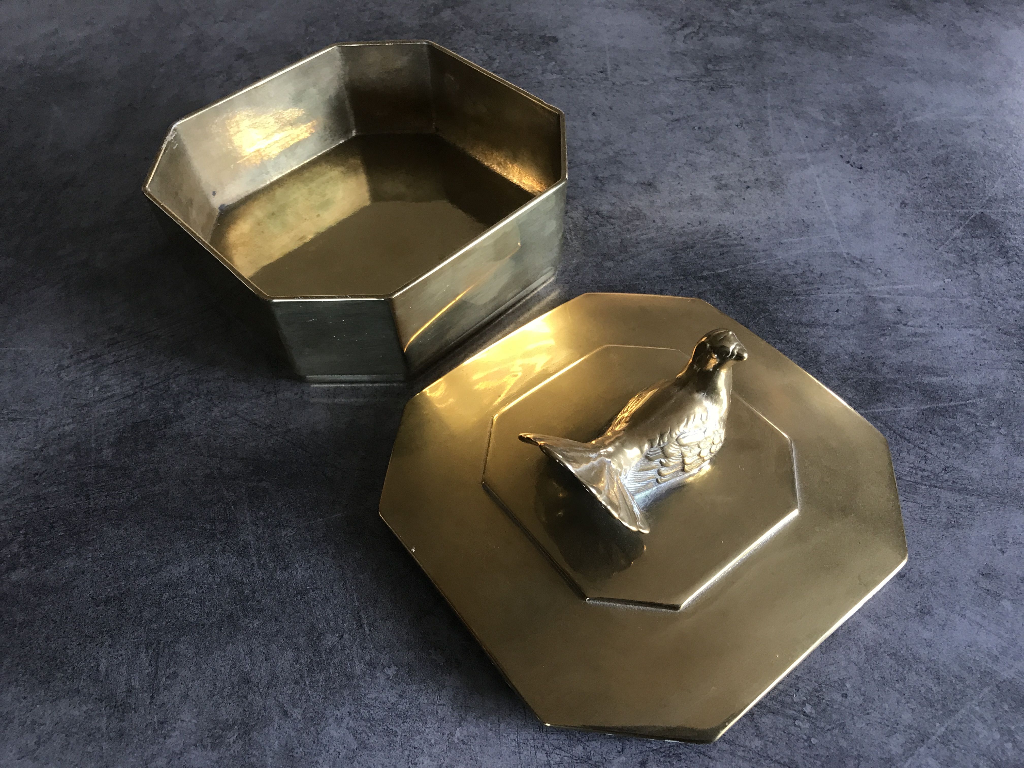 Box in solid brass octagon shape bird decoration 14,8cm