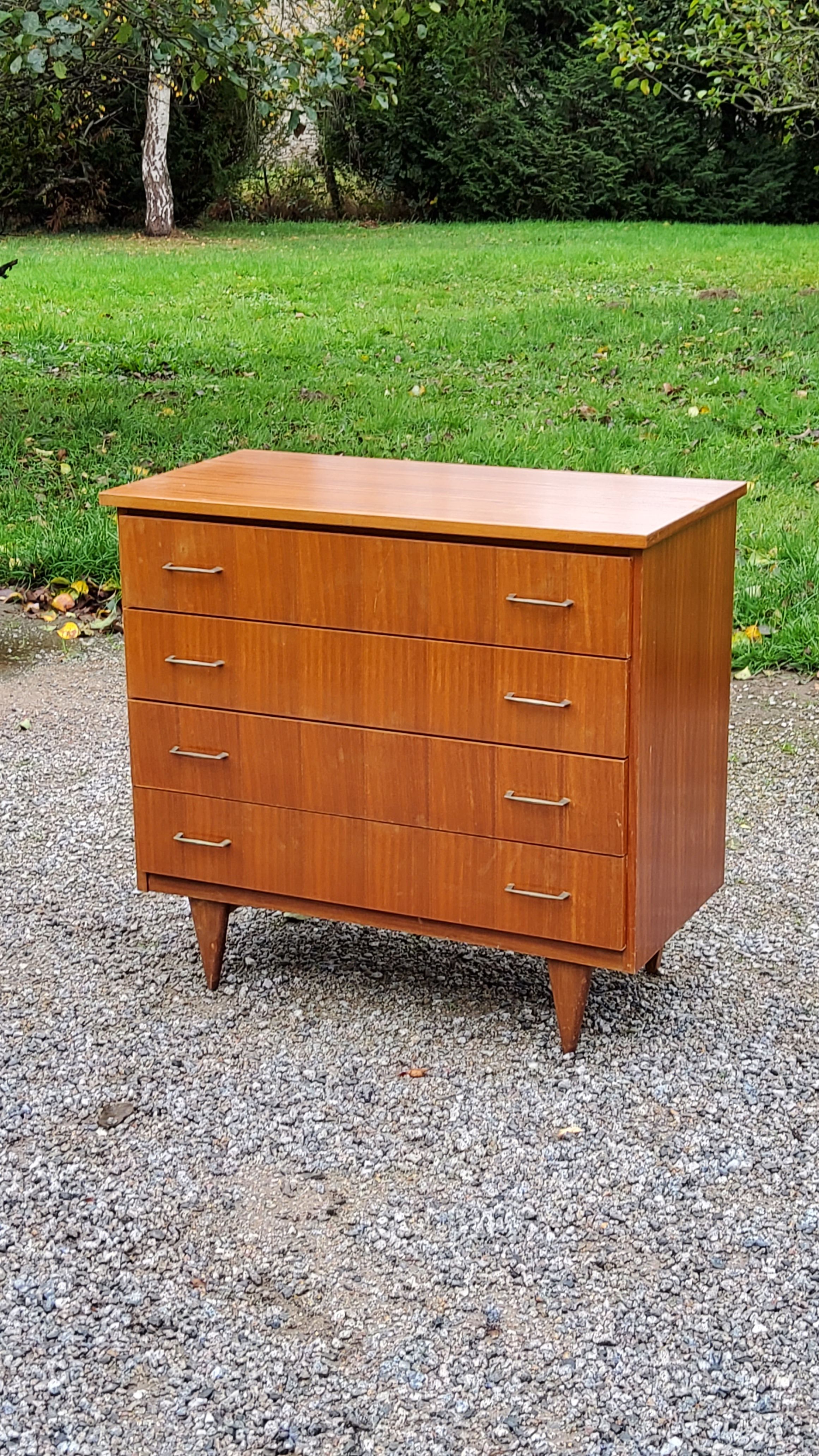 Chest of drawers from the 50s-60s in golden mahogany 4 drawers feet bobbin