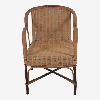 Rattan armchair and adult scoubidou