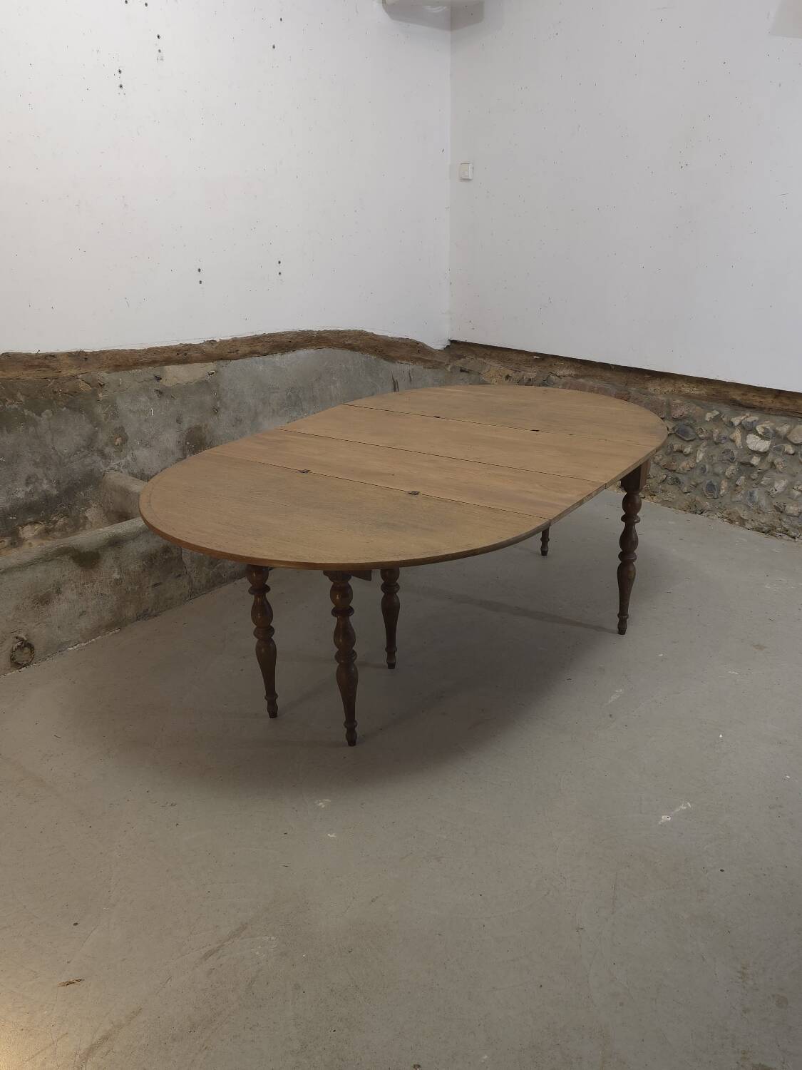 Extendable half-moon round oak table for 2 to 8 people