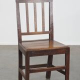 Chaise anglaise ancienne du XVIIIe siècle avec dossier fuselé et patine