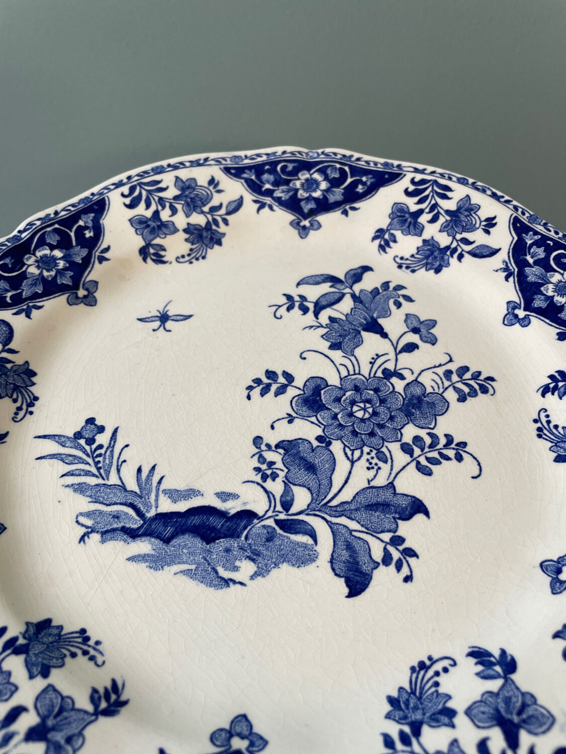 Set of 7 flat plates in Gien earthenware, Delft décor