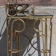 Coiffeuse et chaise en métal doré et opaline.