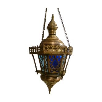 Ancienne suspension, lanterne orientale en laiton et verre de couleurs artisanale