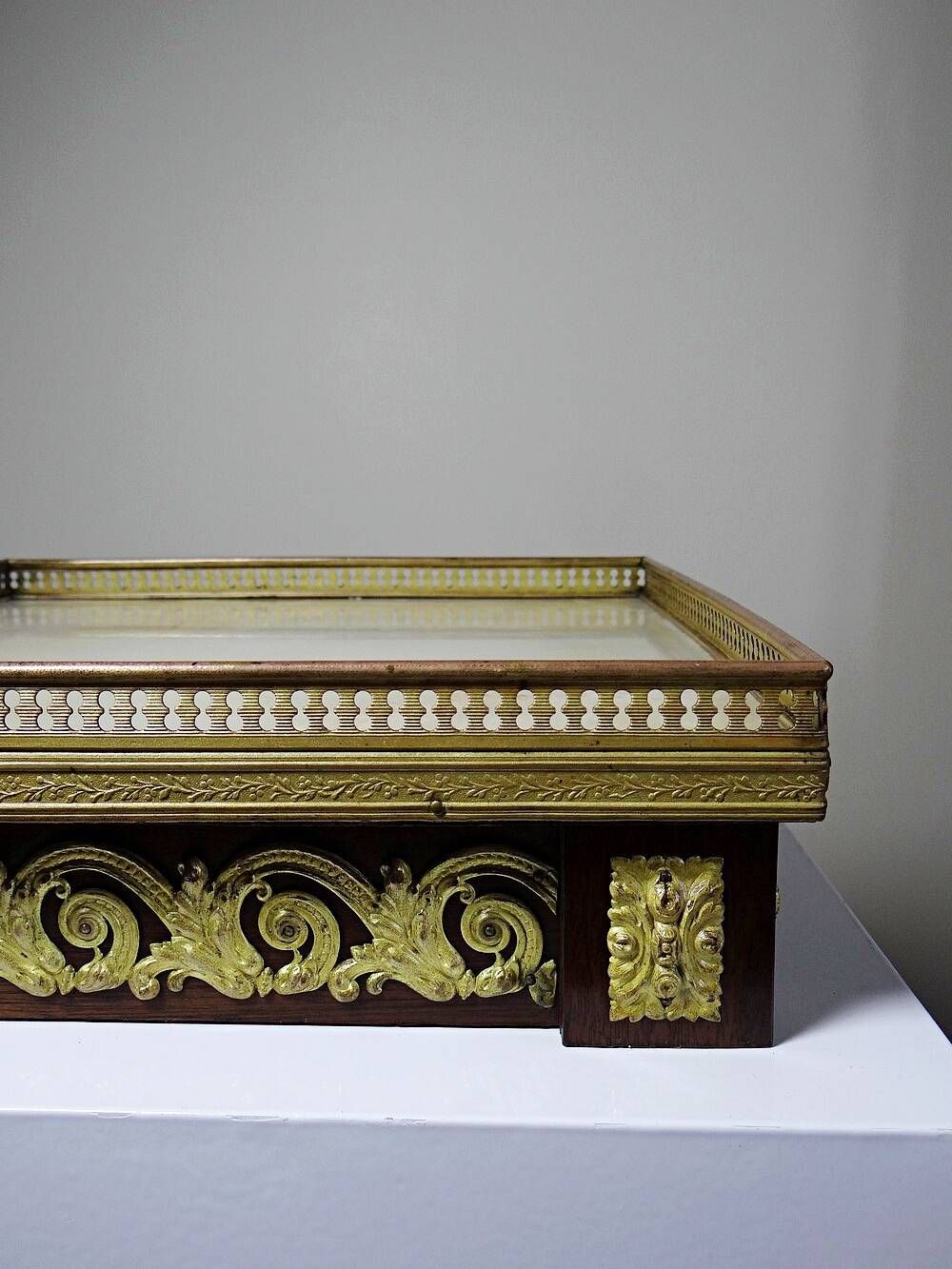Antique wooden saddle-shaped plateau, gilded metal and onyx, circa 1900.