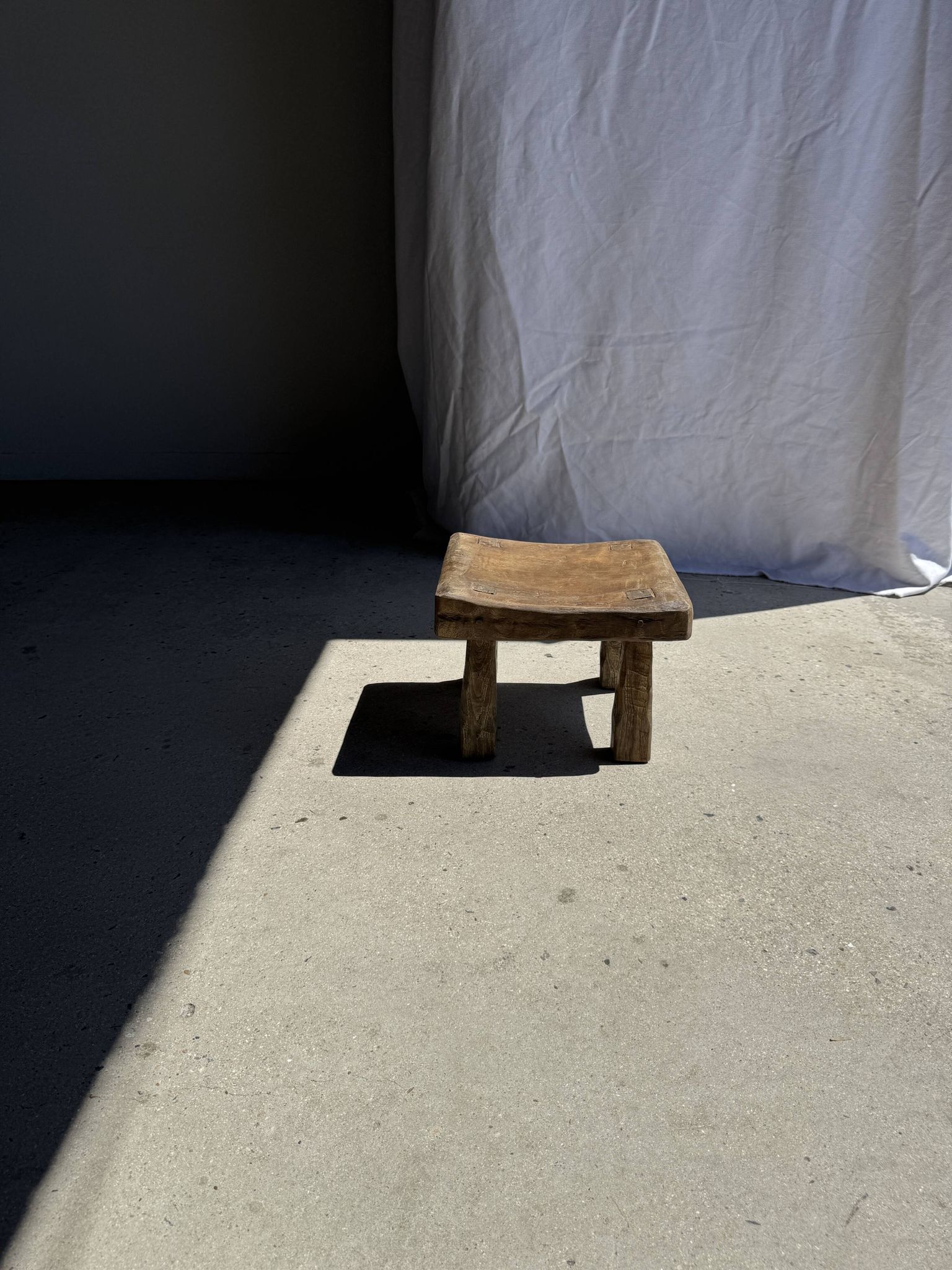 Tabouret d'appoint en teck massif carré assise courbée