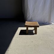 Tabouret d'appoint en teck massif carré assise courbée