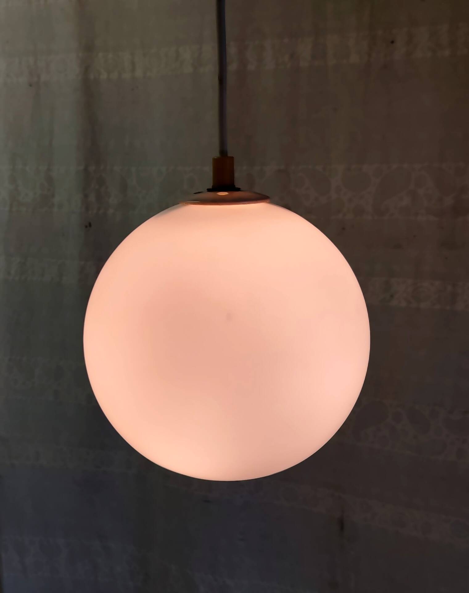 Suspension globe opaline blanche - mid. XXeme