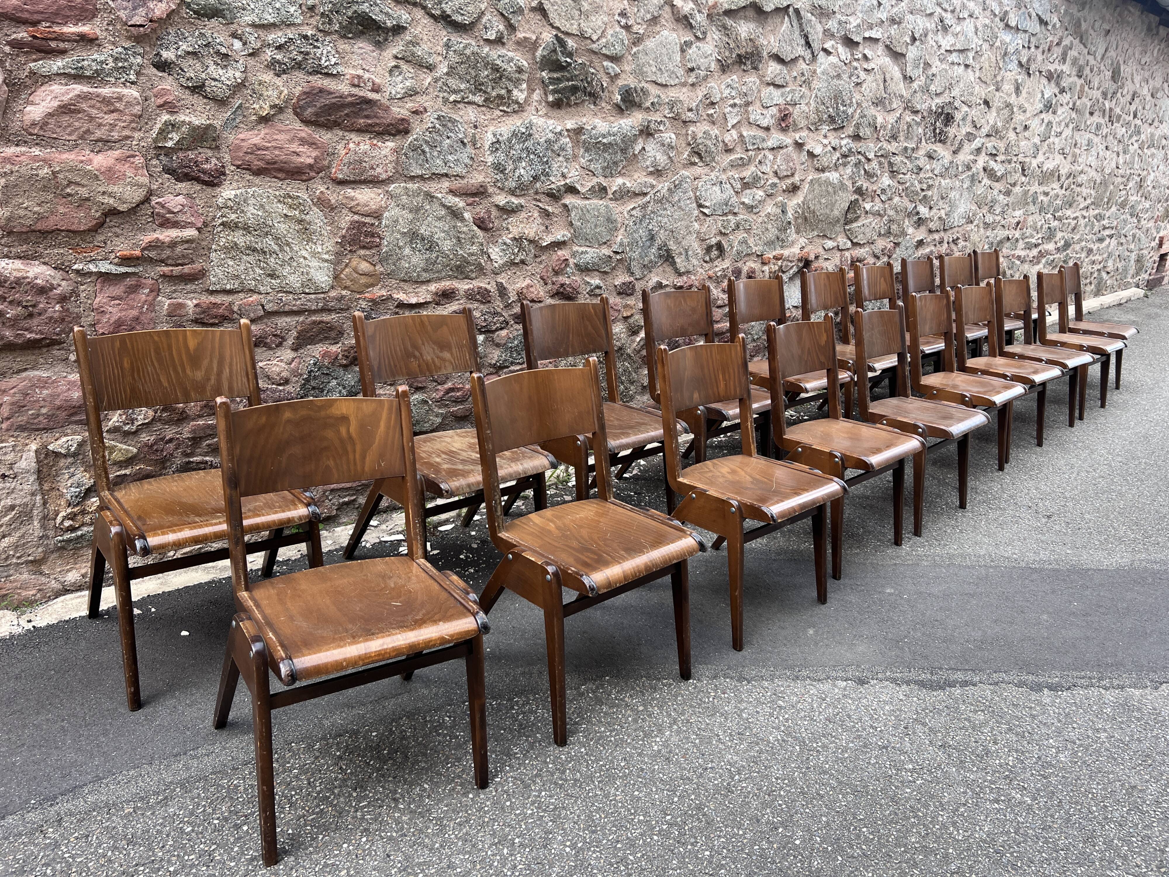 Série de 30 Chaises bistrot empillable