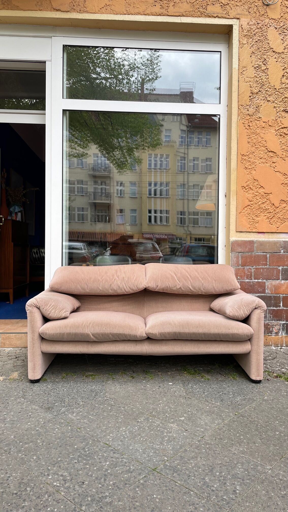 Maralunga sofa of cassina of the 80s design vico magistretti