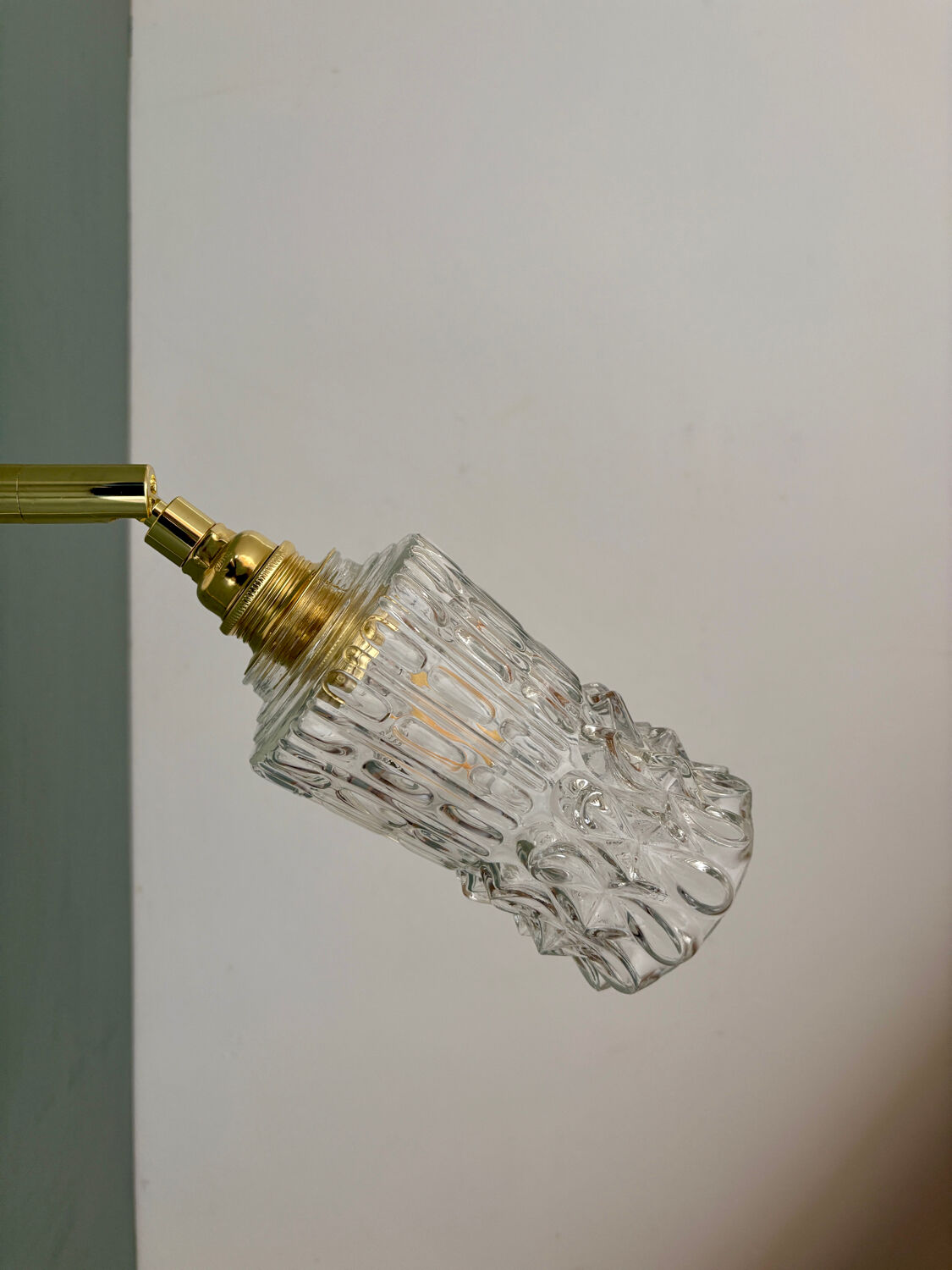 Applique tulipe vintage en verre moulé transparent