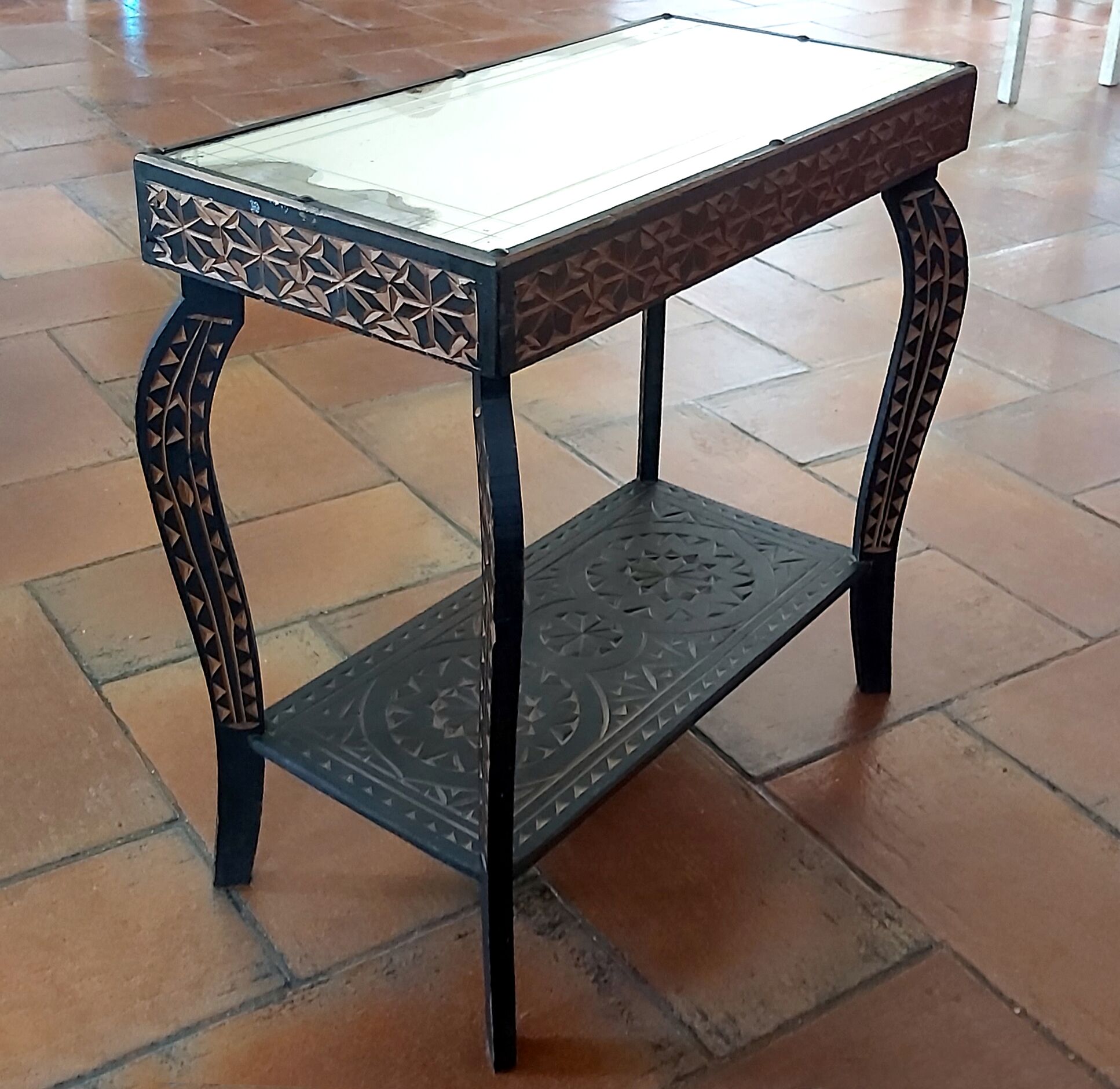 Table marocaine bois sculpté noirci 1950