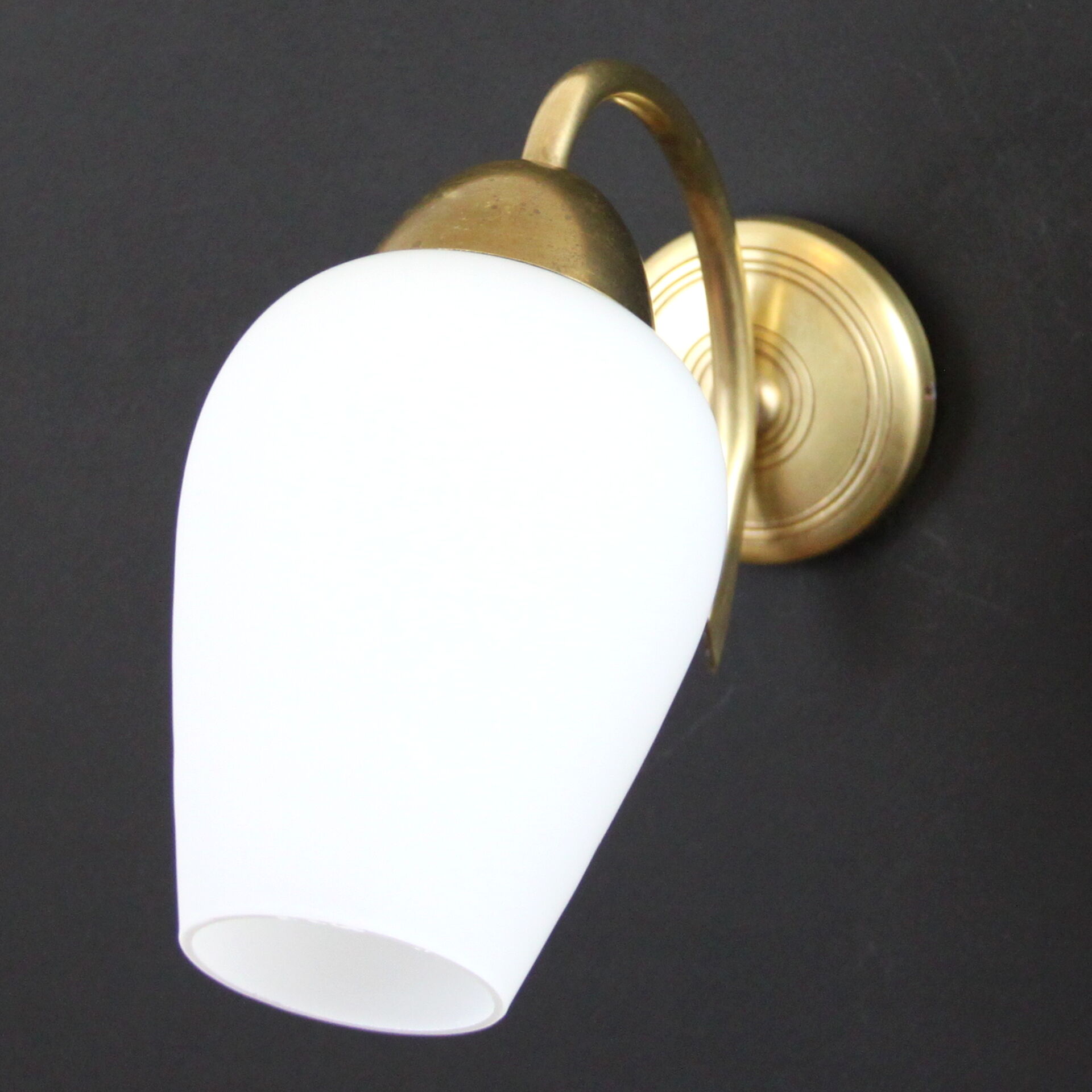 Pair of wall lamp in brass and glass white opaline, vintage