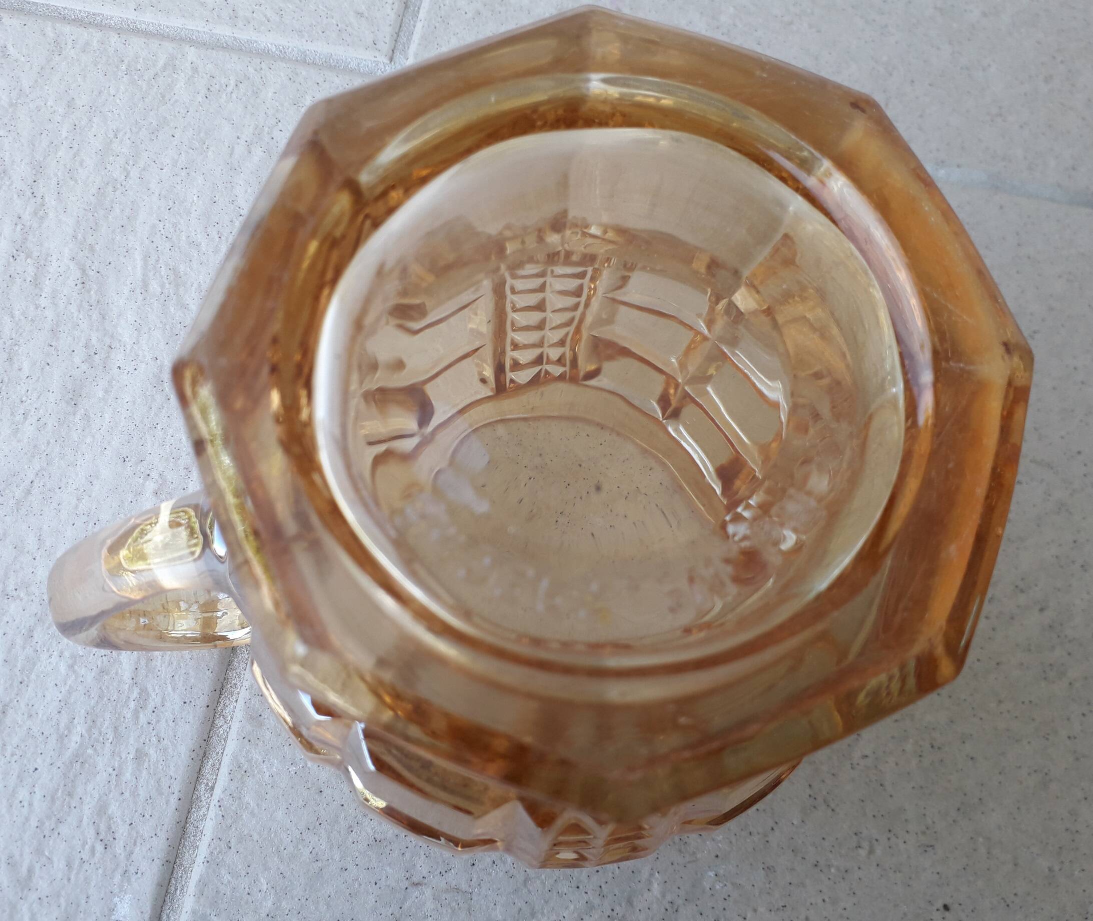 Pichet en verre irisé
