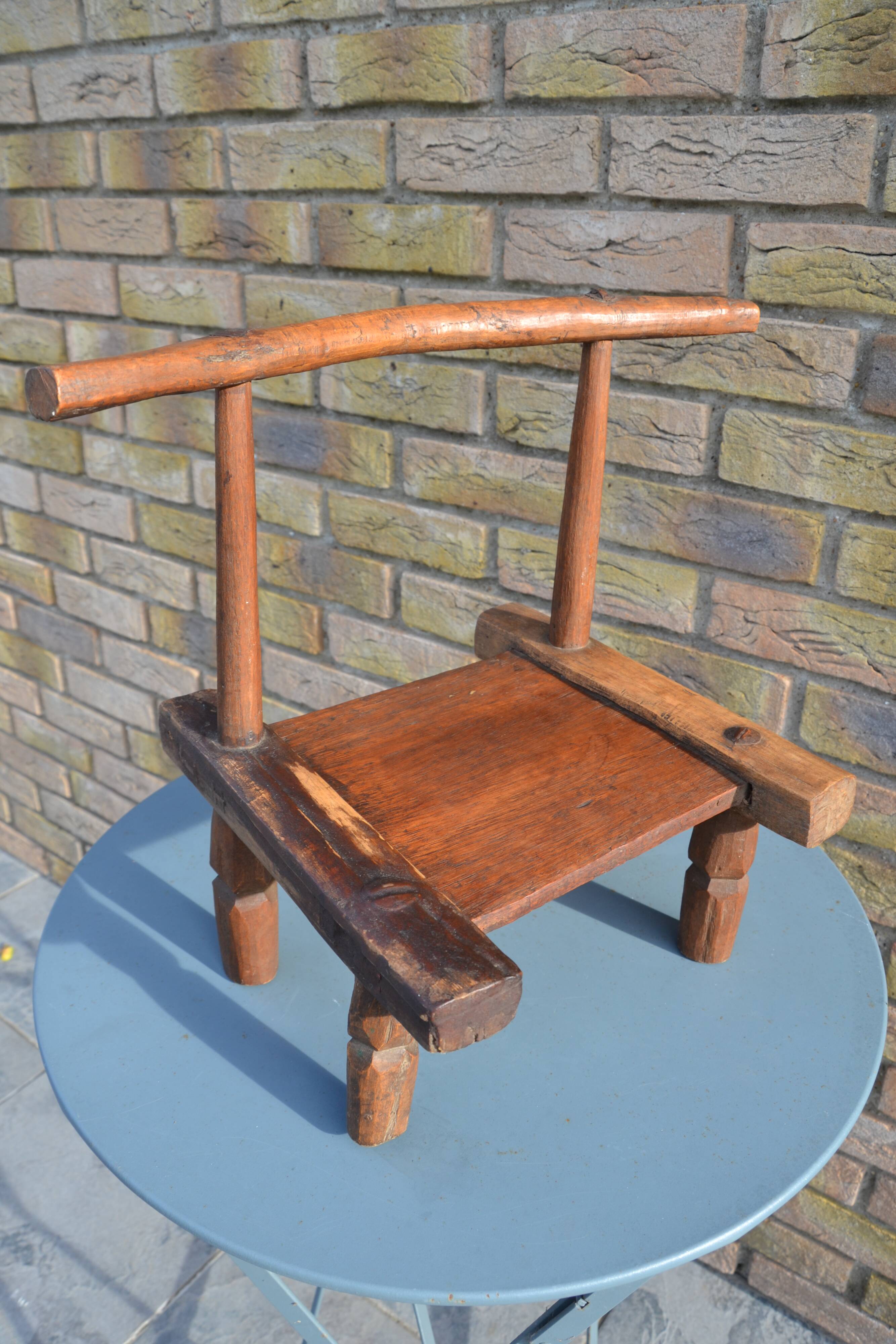 Petite chaise brutaliste