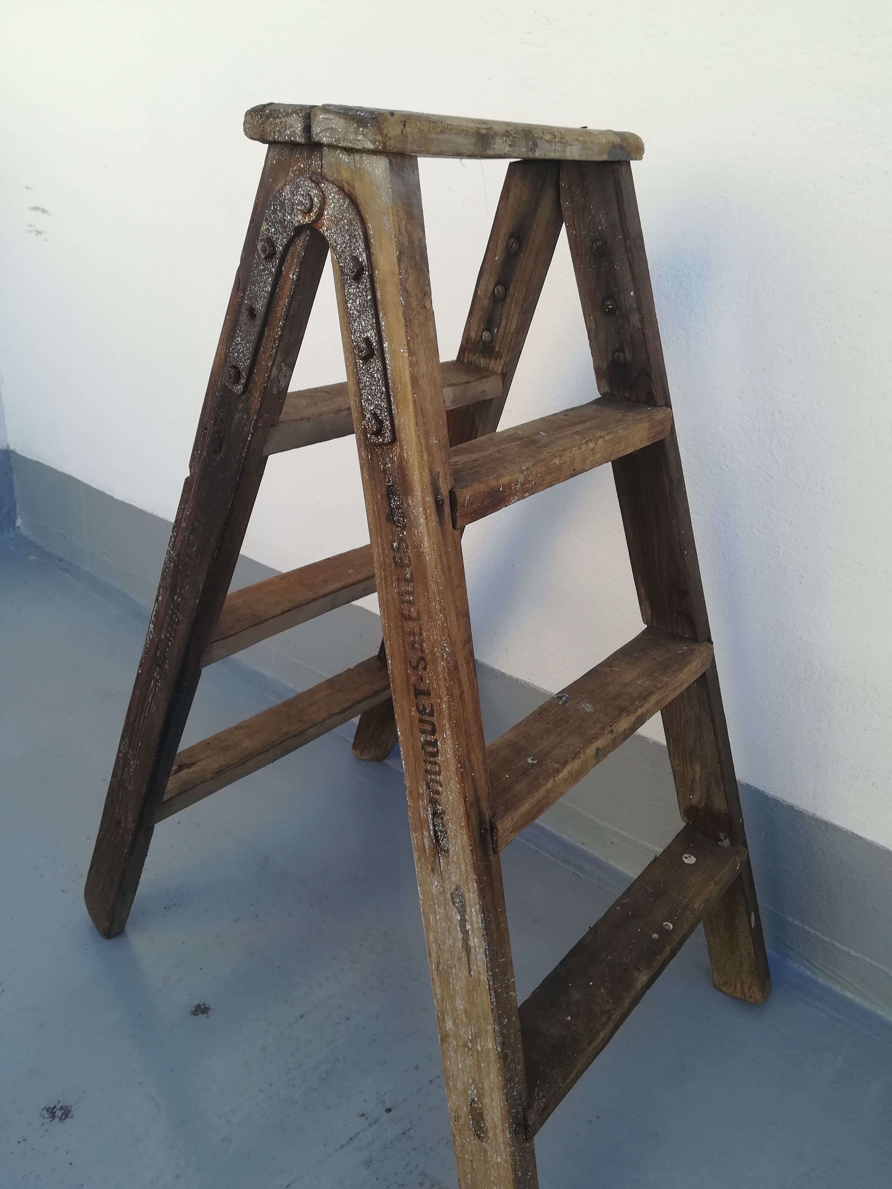 Stepladder has 4 steps