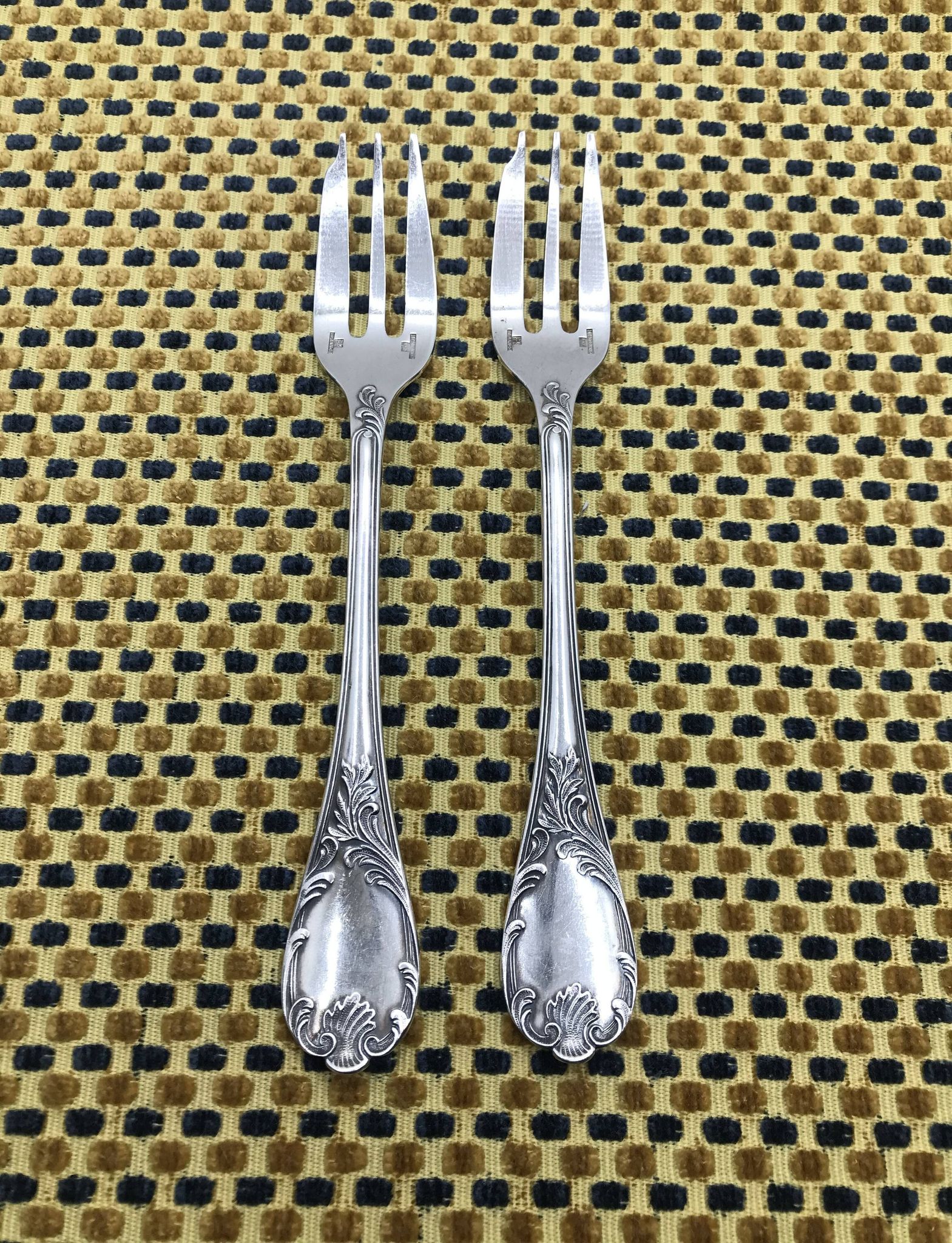 Paire de fourchettes à gâteau en métal argenté, maison  Christofle, Marly
