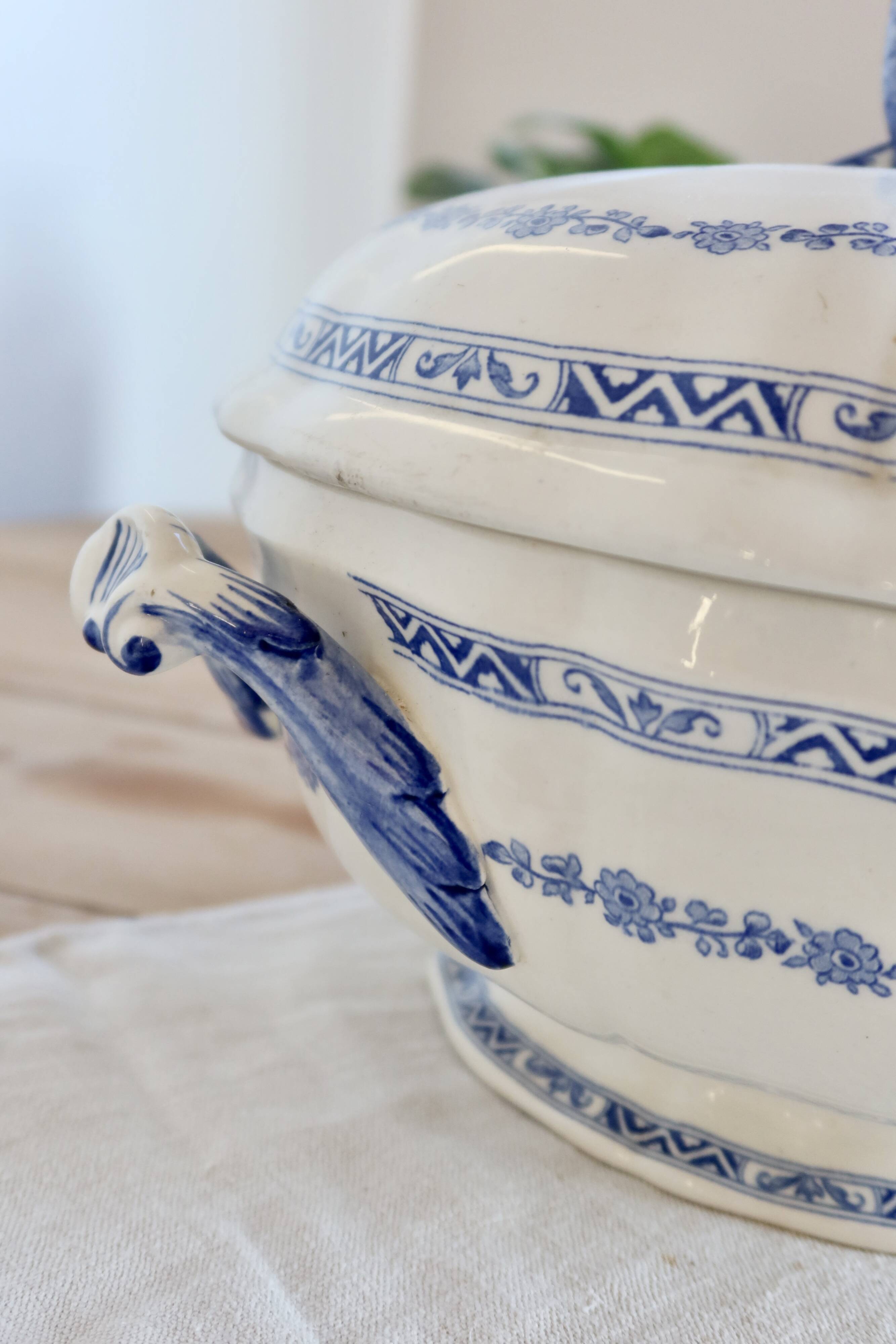 Large antique soup tureen in Gien earthenware – Royal model