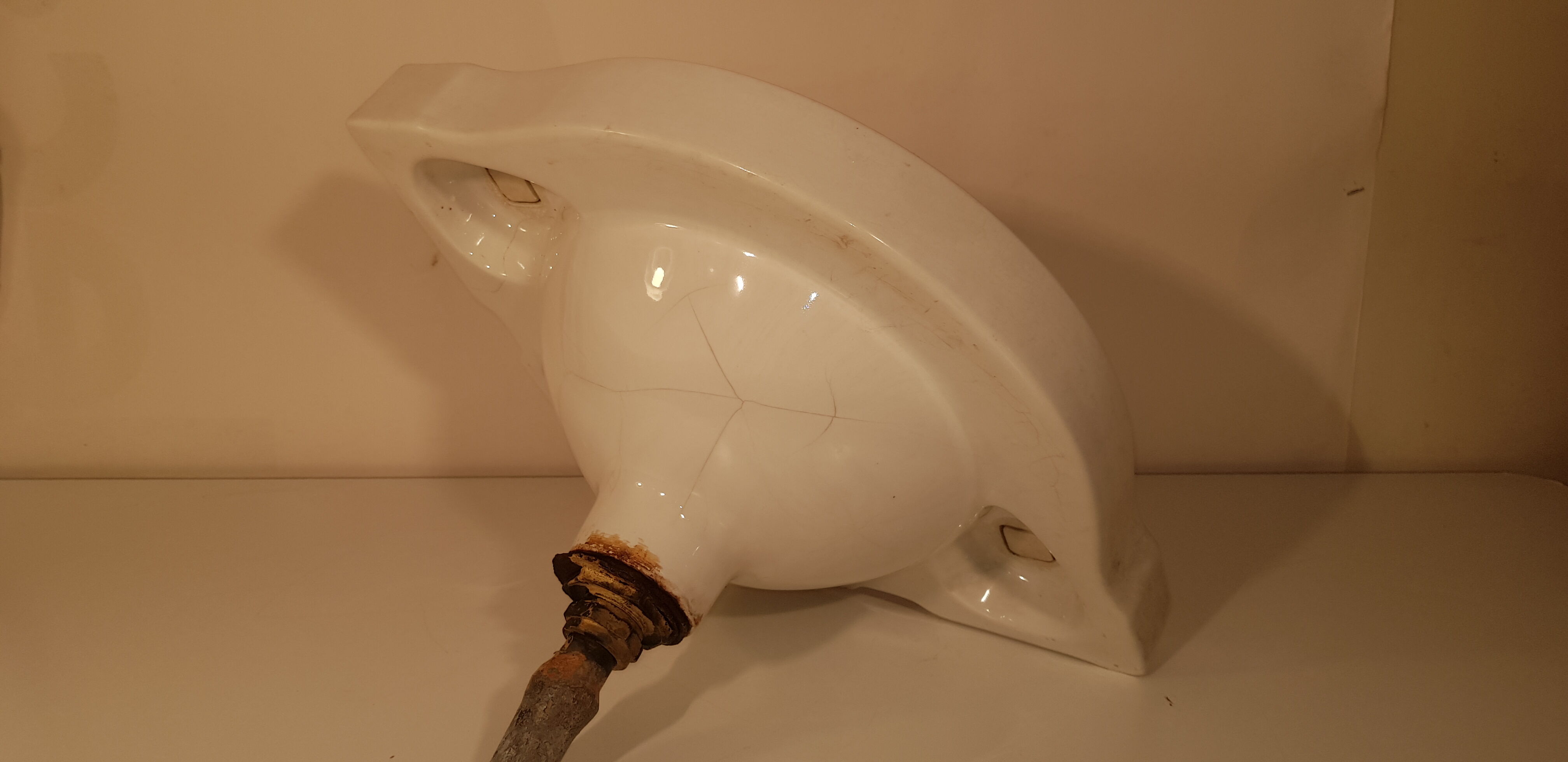 Old-angle hand wash in enamelled iron