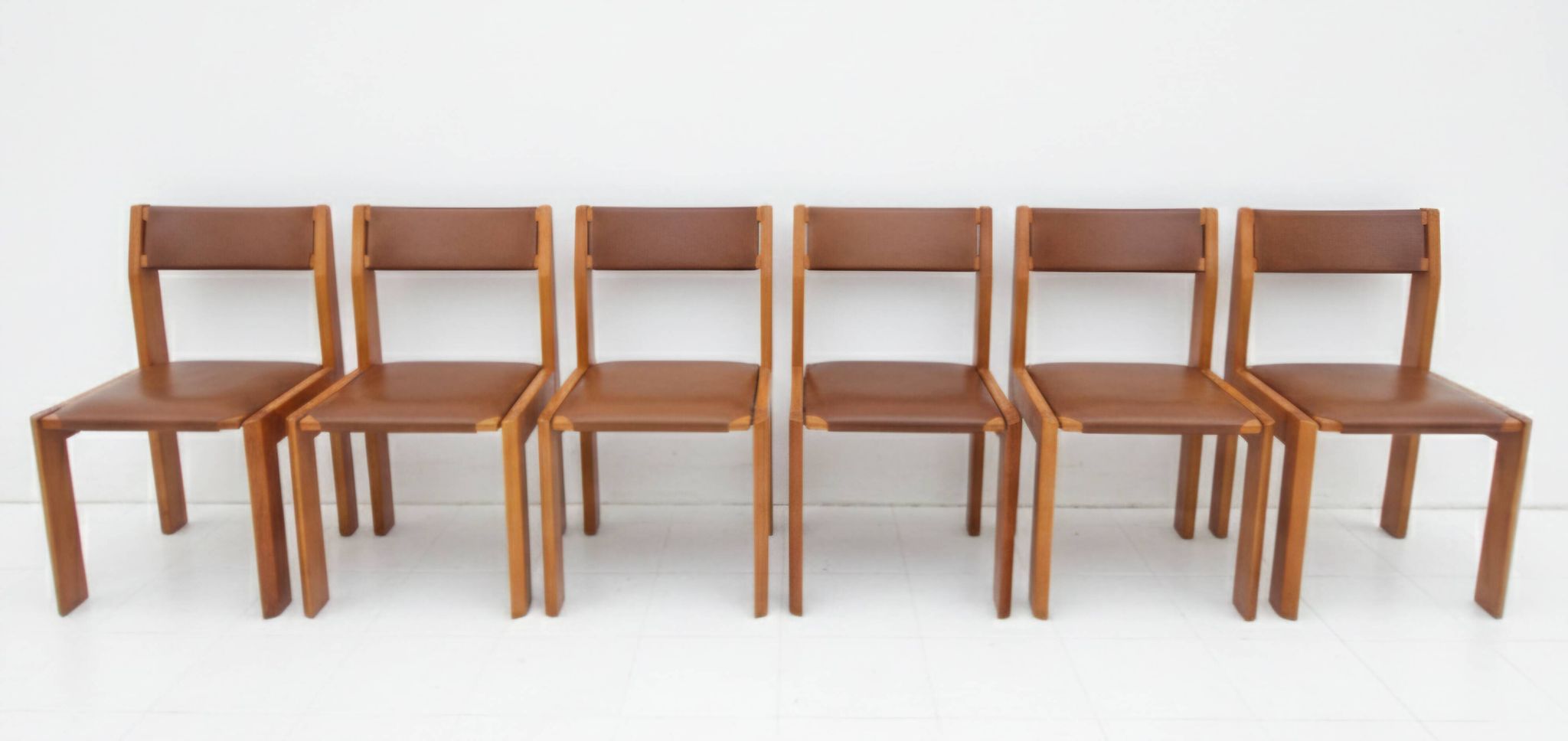 Suite de 6 chaises Luigi Gorgoni – Roche Bobois – Orme massif & Cuir – Vint