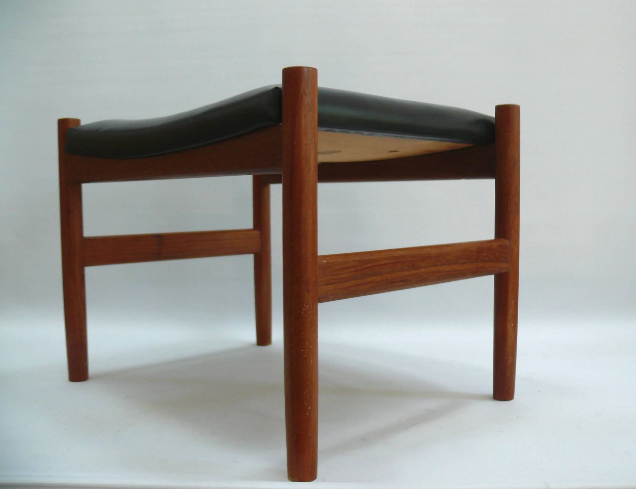 Ottoman - tabouret, teck - simili cuir, Spottrup Danemark - années 1960