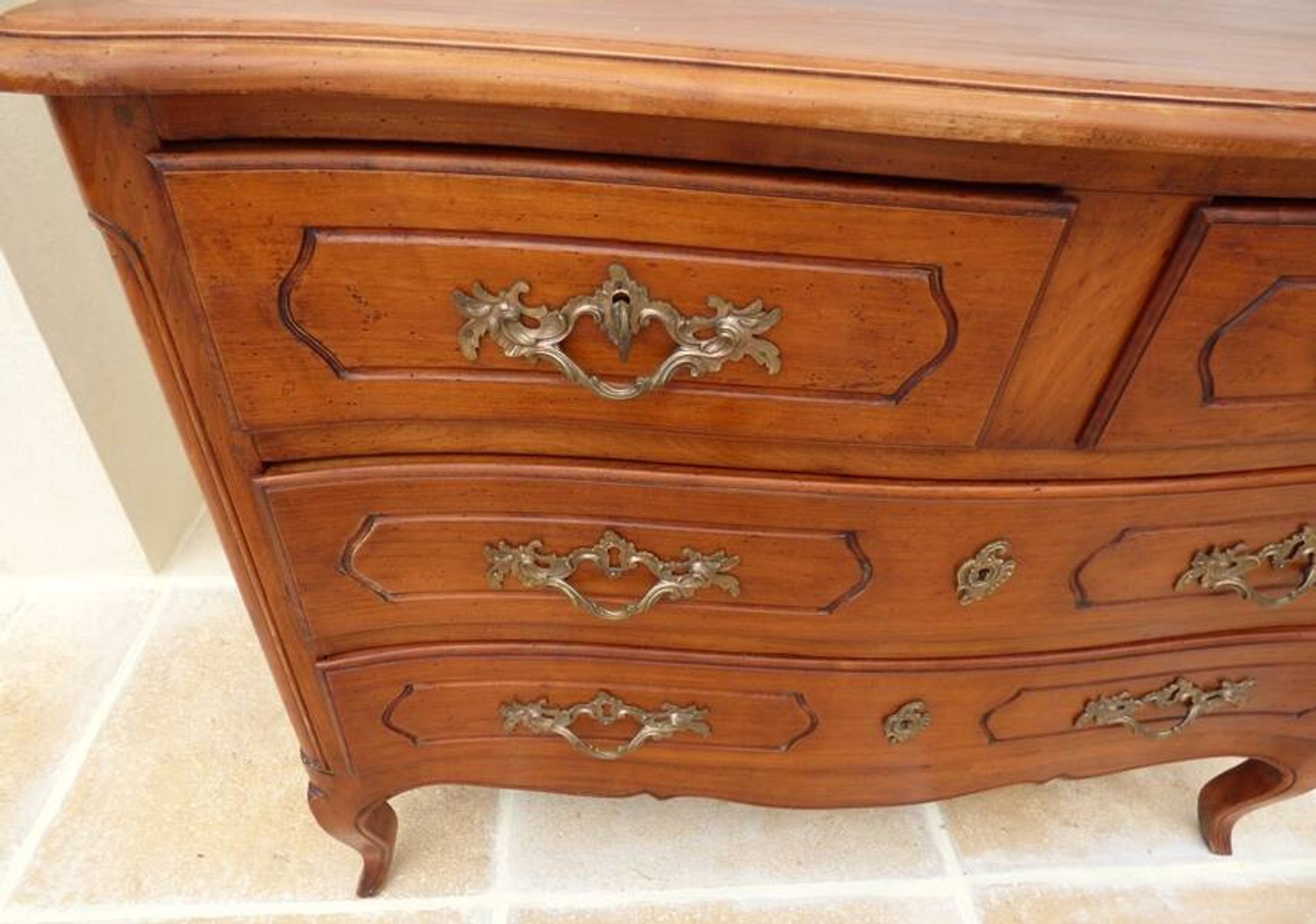 Antique style chest of drawers in stained and molded beech with 4 drawers - Very good condition