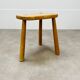 Tabouret tripode brutaliste en bois massif