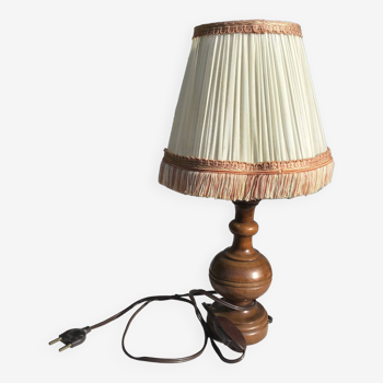Lampe pied en bois tourné et abat-jour plissé
