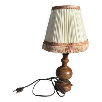 Lampe pied en bois tourné et abat-jour plissé