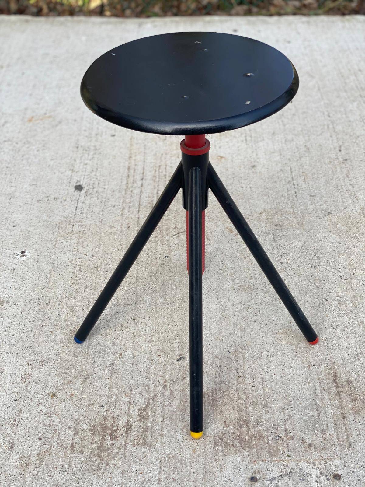 Vintage round stool with adjustable screw black and red 1970