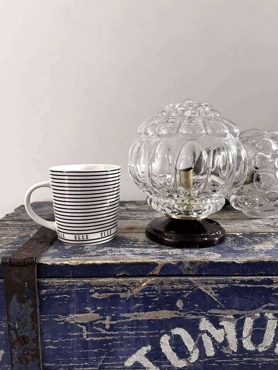 Paire d’appliques murales vintage globes en verre ciselé