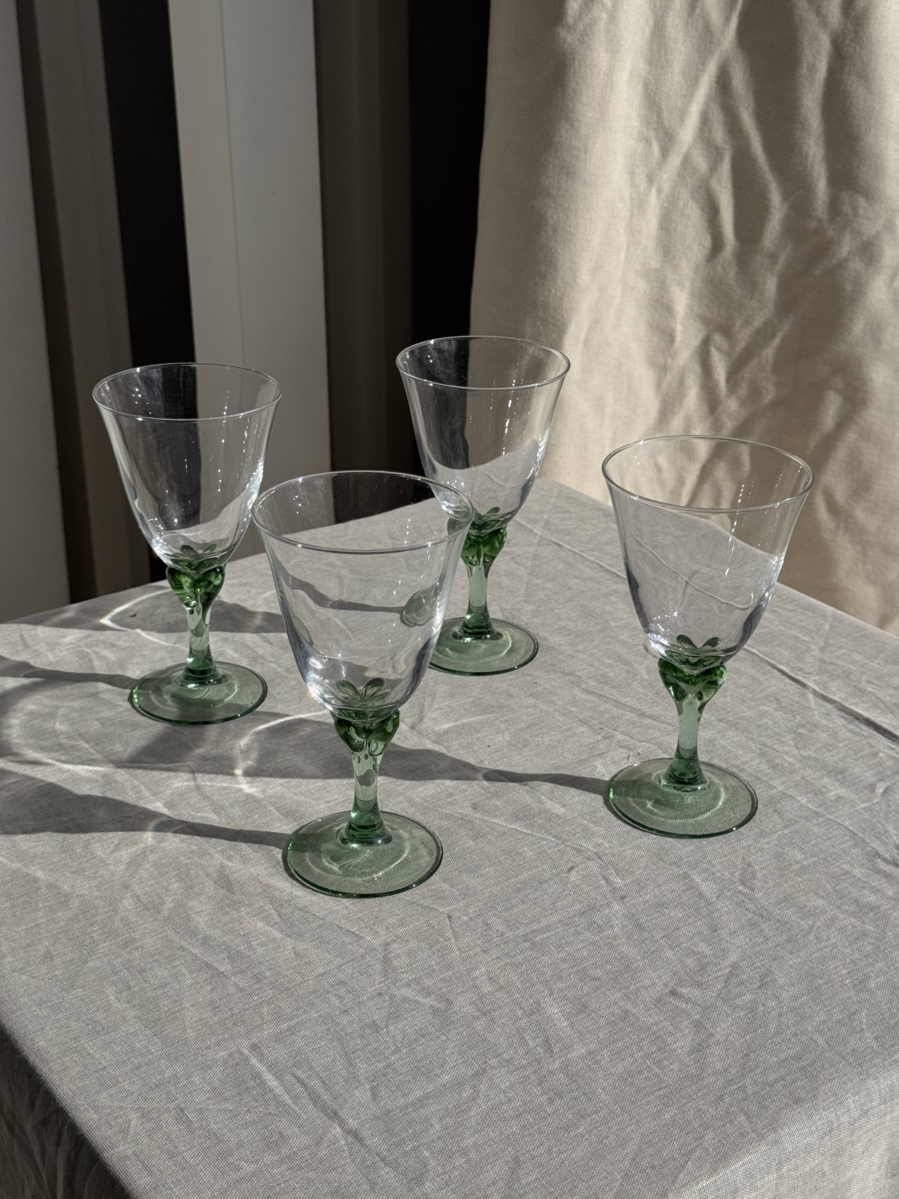 Set of 4 vintage green stemmed glasses H16