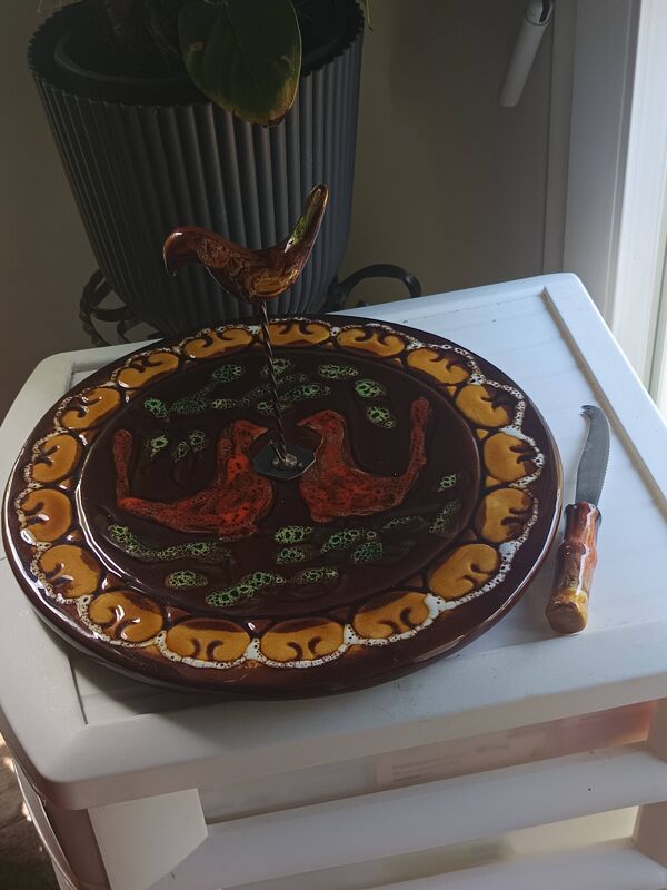 Plateau à fromage Vallauris et son couteau assorti, années 1950