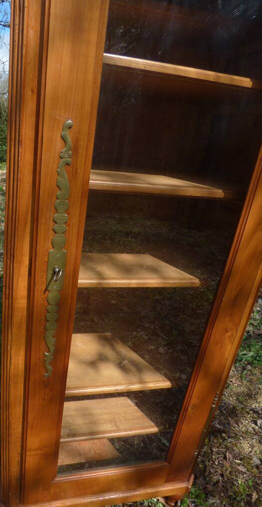 Showcase 1 glass door in solid cherry wood with sculpture - Very good condition