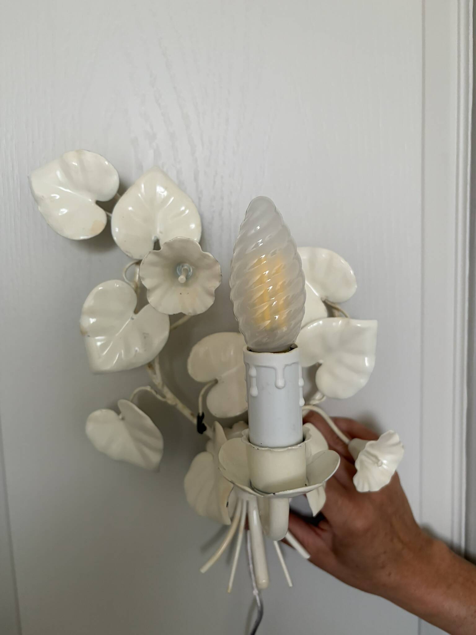 Pair of vintage floral wall sconces in white metal – Florentine style