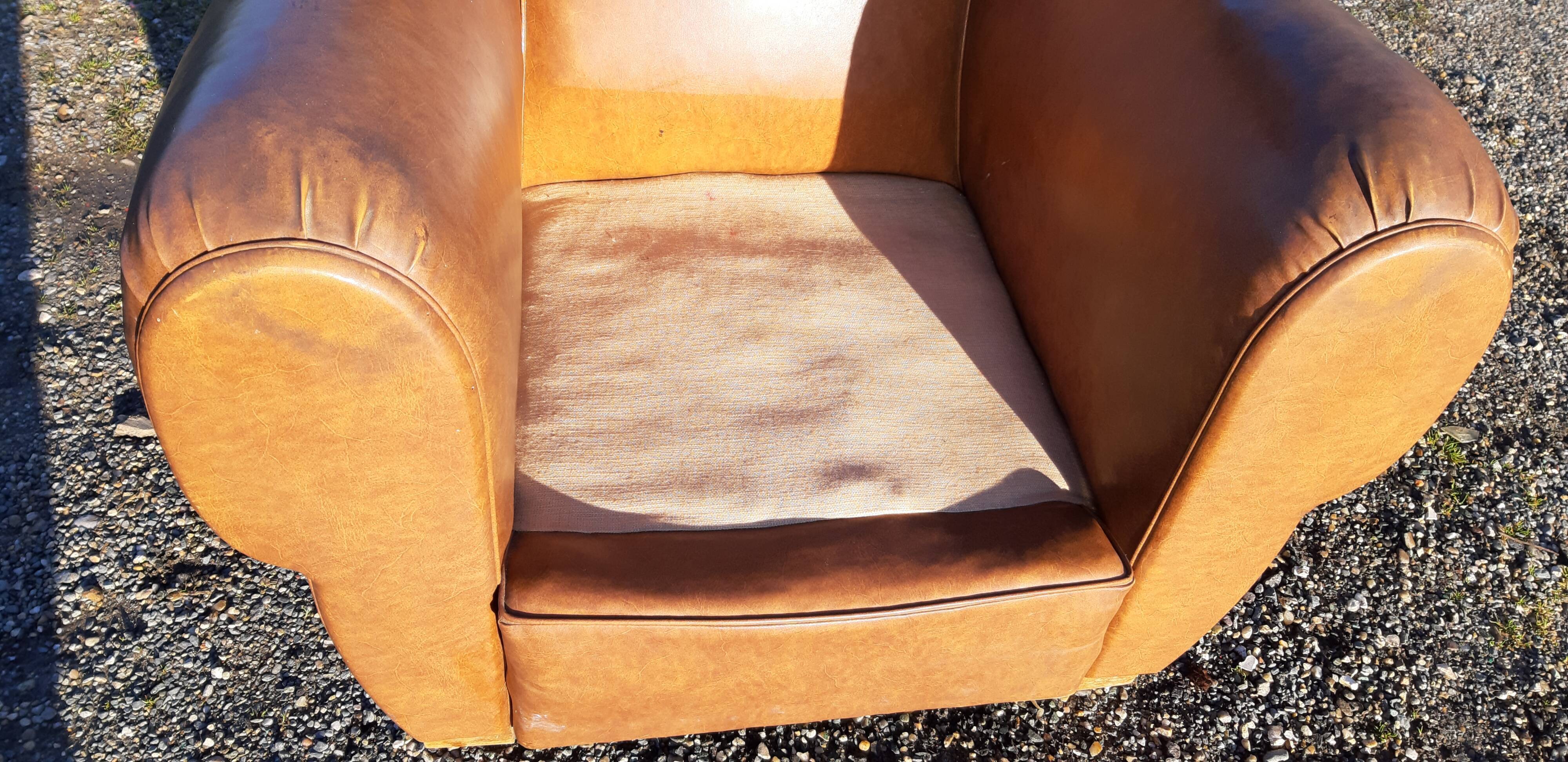 Fauteuil club des années 30 en simili cuir